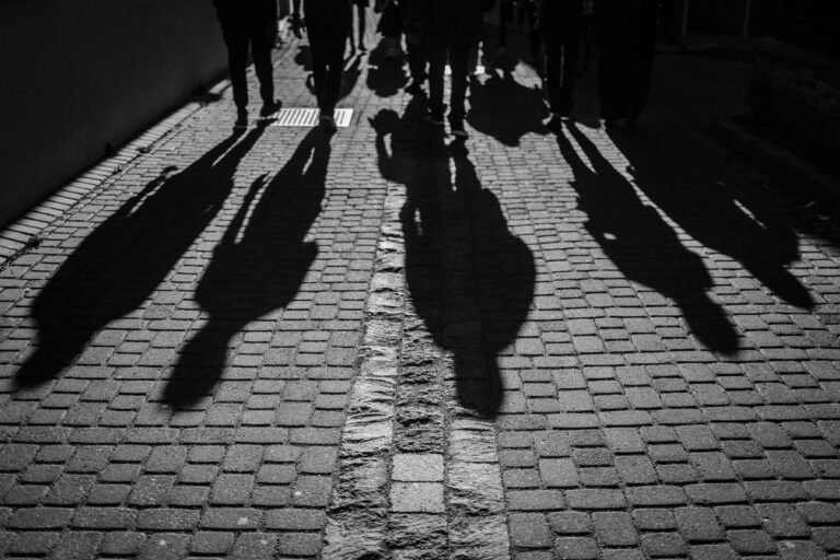 Shadowy people depicting decolonisation
